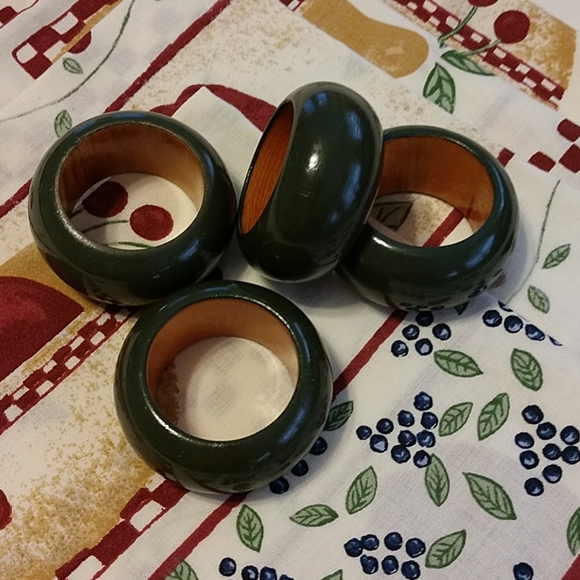 Napkins and Napkin Rings - Picture 2 of 7